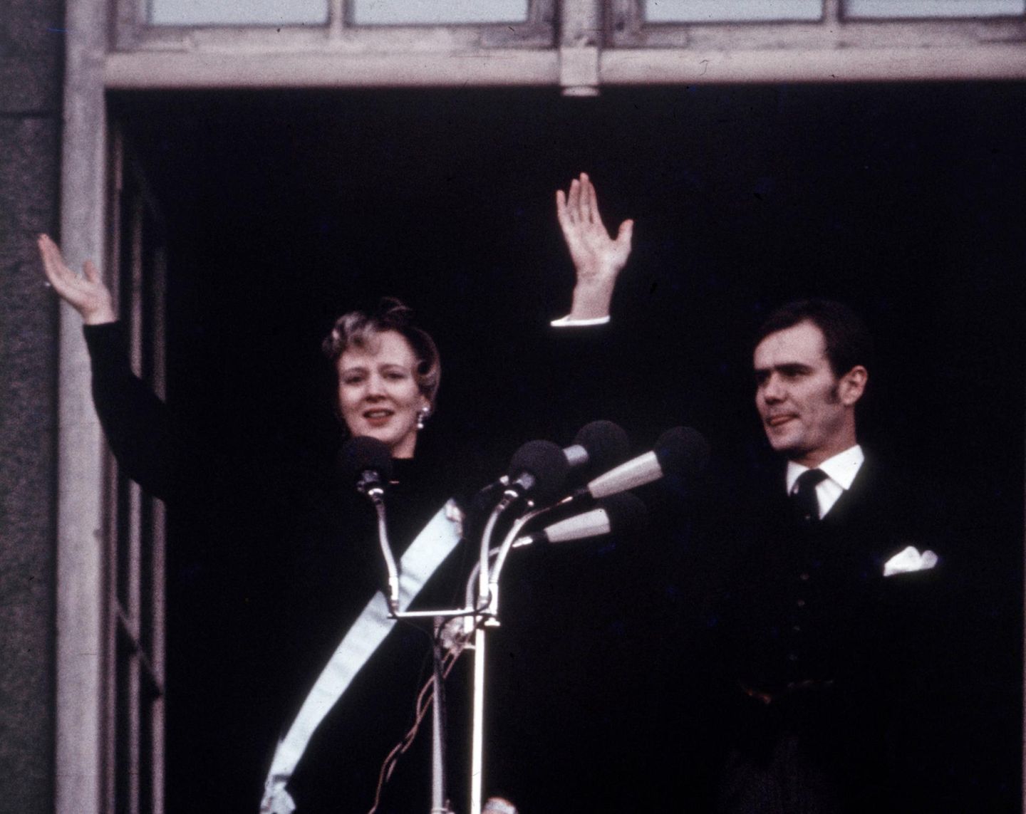 1972  Der König ist Tod, es lebe die Königin! Am 14. Januar 1972 stirbt Prinzessin Margrethes Vater König Frederik IX., einen Tag später wird sie zur Königin proklamiert und zeigt sich mit Ehemann Henrik, dem Prinzgemahl, den Untertanen.