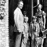 1976  Königin Margrethe und Prinzgemahl Henrik bringen ihre beiden Söhne zur in die "Krebs"-Schule in Kopenhagen.