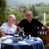 2005  Beim alljährlichen Fototermin vor der idyllischen Weinbergkulisse von Caix gehört der aktuelle königliche Vierbeiner mit ins Bild. Und Dackeldame Evita thront neben ihrem Herrchen auf der Bank mit angemessen majestätischem Blick.