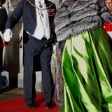 2011  Dieser Auftritt beim Neujahrsempfang sorgte für Schlagzeilen, aber nicht wegen der prächtigen Roben der Damen. Vielmehr ertappte man Prinz Henrik mit offener Hose.