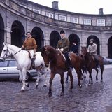 1982  Gemeinsam mit seinen beiden Söhnen reitet Prinz Henrik über den Hof von Schloss Christiansborg in Kopenhagen.  Der Prinzgemahl ist nicht nur fit im Sattel, er fährt auch Ski und segelt. Und das auch immer wieder mit seinen Söhnen.