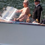 2013  Ganz ungezwungen gibt sich der dänische Prinzgemahl bei einer Bootstour. Während ein Adjutant in Uniform und Mütze mit an Bord ist, lenkt er "oben ohne". Nicht fehlen darf aber Dackel Helike, die die Aussicht über den Bucht von Århus auszukosten scheint.