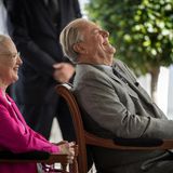 2014  Prinz Henrik hat wieder mal gut lachen. Denn zu Ehren seines 80. Geburtstages feiert man ihn, einige Tage im Voraus, in mit einem Empfang in der Orangerie von Schloss Fredensborg. Und ausnahmsweise muss seine Frau dabei mal in der zweiten Reihe sitzen.