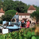 1997  Einmal im Jahr bitten Königin und Prinzgemahl zum Fototermin nach Frankreich, wo sie im eigenen Schloss einen Teil des Sommers verbringen. Auf Schloss Caix und seinen Weinbergen baut Prinz Henrik Wein an und legt gerne selber mit Hand an, nicht nur bei der Verkostung.