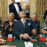 1997  Prinz Henrik ist passionierter Bridge-Spieler. Als Schirmherr des dänischen Bridge-Verbandes lässt er sich oft nicht lange bitten und setzt sich mit an den Spieltisch wie hier bei einem Turnier in Kopenhagen.