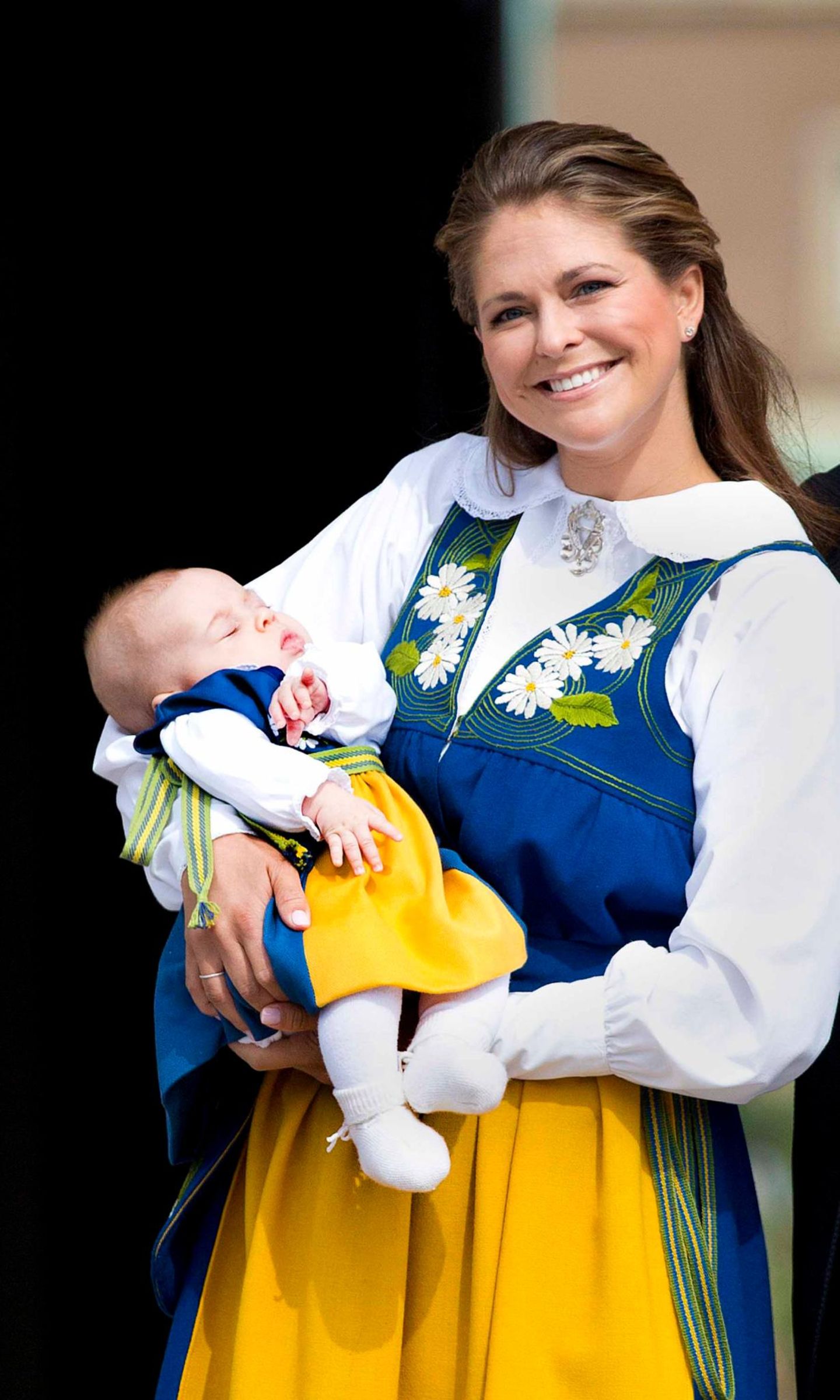 Darauf haben die Schweden gewartet: Prinzessin Madeleine ist zum ersten Mal mit ihrer Tochter Leonore in ihrer Heimat und hat sich dafür den Nationalfeiertag ausgesucht.