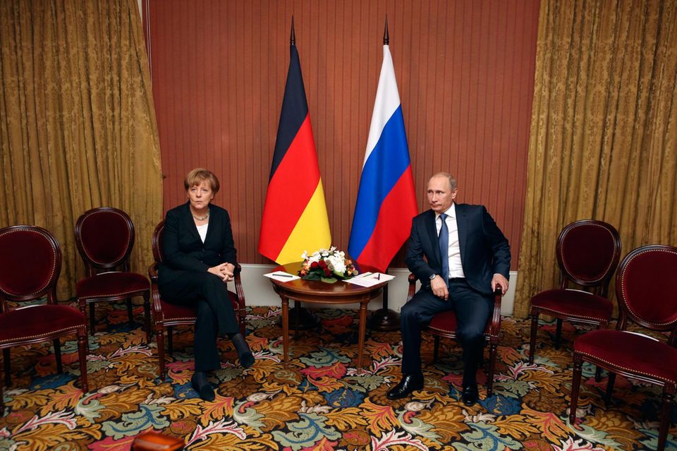 Angela Merkel und Wladimir Putin treffen sich abseits der Feierlichkeiten zum Gespräch. Angela Merkel und Wladimir Putin treffen sich abseits der Feierlichkeiten zum Gespräch.
