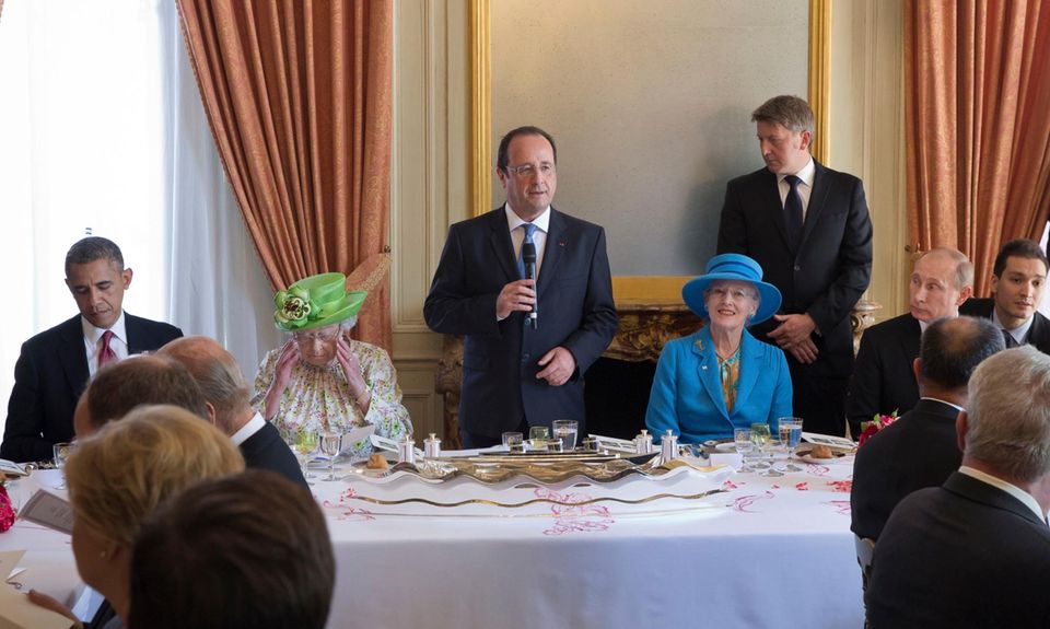 Auf Schloss Benouville empfängt François Hollande die Staatsgäste Gäste zum Mittagessen. Neben dem fränzösischen Staatspräsidenten an der Tafel: Queen Elizabeth und Köngin Margrethe. Rechts neben Dänemarks Königin hat Russland Präsident Putin Platz genommen. Auf Schloss Benouville empfängt François Hollande die Staatsgäste Gäste zum Mittagessen. Neben dem fränzösischen Staatspräsidenten an der Tafel: Queen Elizabeth und Köngin Margrethe. Rechts neben Dänemarks Königin hat Russland Präsident Putin Platz genommen.