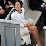 Sofia Hellqvist, die Freundin von Prinz Carl Philip, sitzt in der Kirche zwei Reihen hinter den Taufpaten.