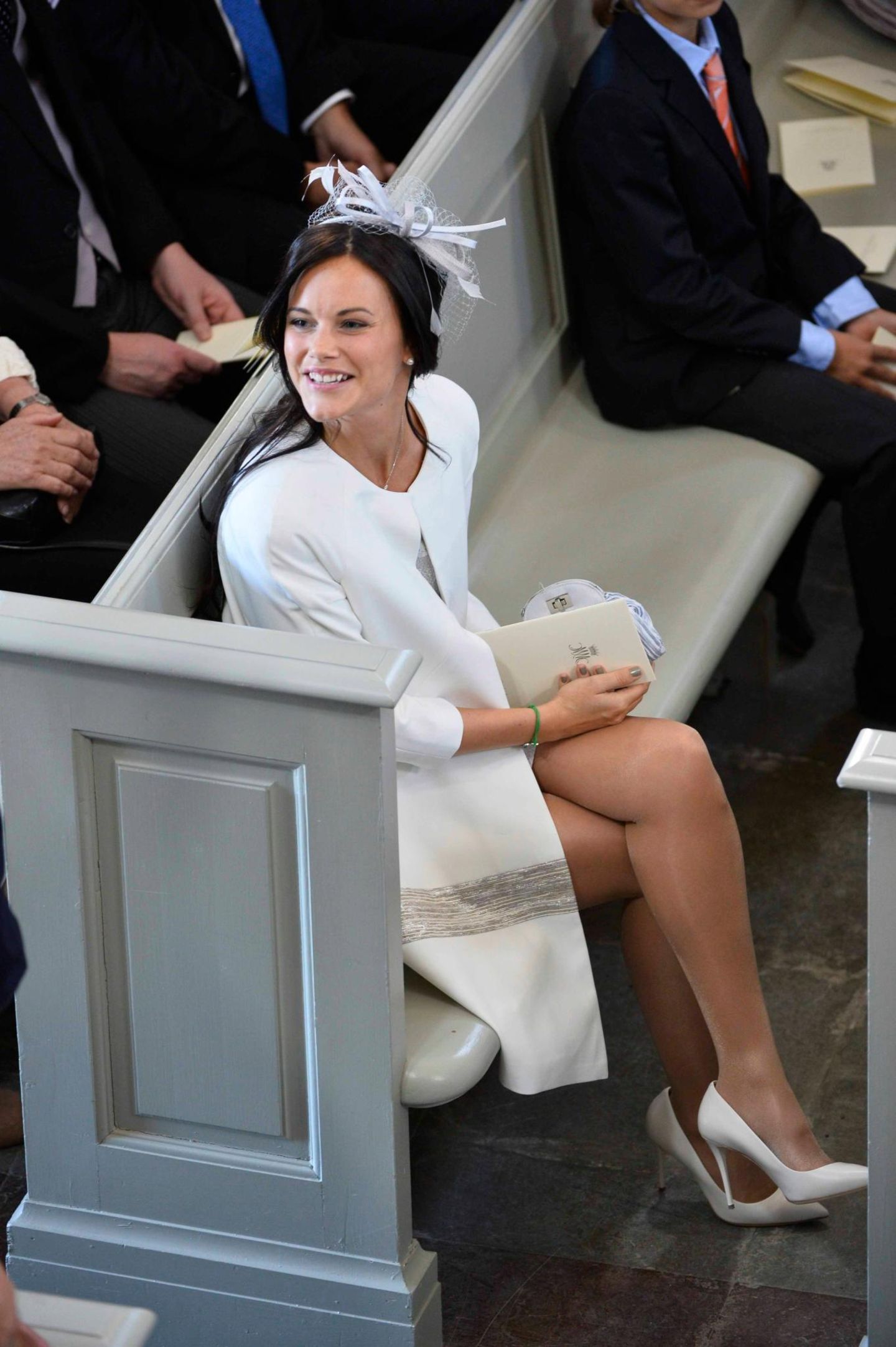 Sofia Hellqvist, die Freundin von Prinz Carl Philip, sitzt in der Kirche zwei Reihen hinter den Taufpaten.