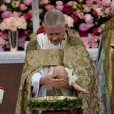 Selbst als der Erzbischof einige Tropfen des Taufwassers aus ihren Kopf tropfen lässt, lässt sich Prinzessin Leonore nicht bei ihrem Schläfchen stören.   Prinzessin Madeleines Tochter erhält die Namen Leonore Lilian Maria.