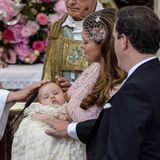 Prinzessin Leonore, auf dem Arm ihrer Mutter Madeleine, wird von Erzbischof Anders Wejryd gesegnet.