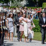 Gemeinsam mit den anderen Paten machen sich Madeleine (mit Leonore auf dem Arm) und Chris auf den Weg zum Schloss. Prinzessin Victoria und ihre Tochter sind ebenfalls mit dabei.