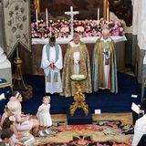 Links vom Altar sitzen die sechs Paten, rechts die königliche Familie. Neben Prinz Carl Philip hat Chris O'Neills Mutter Eva Maria Platz genommen.