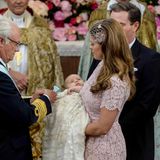 König Carl Gustaf verleiht seiner Enkeltochter den Seraphinenorden.   Diesen hatte Leonores Cousine Estelle ebenfalls bei ihrer Taufe 2012 von ihrem Großvater ans Taufkleid gesteckt bekommen.