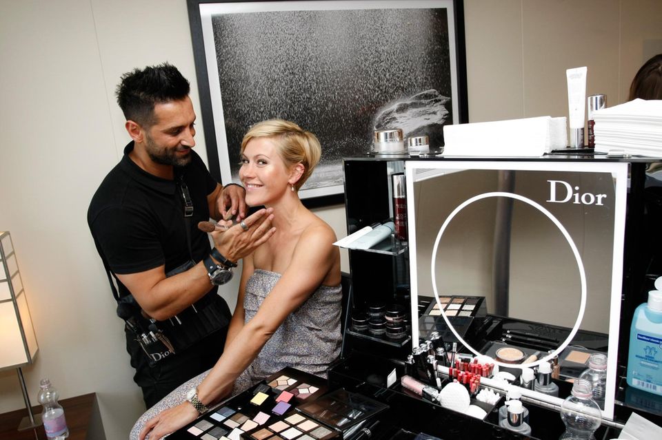 Wolke Hegenbarth lässt sich von einem Make-Up-Artist mit Produkten von Sponsor "Dior" verschönern.