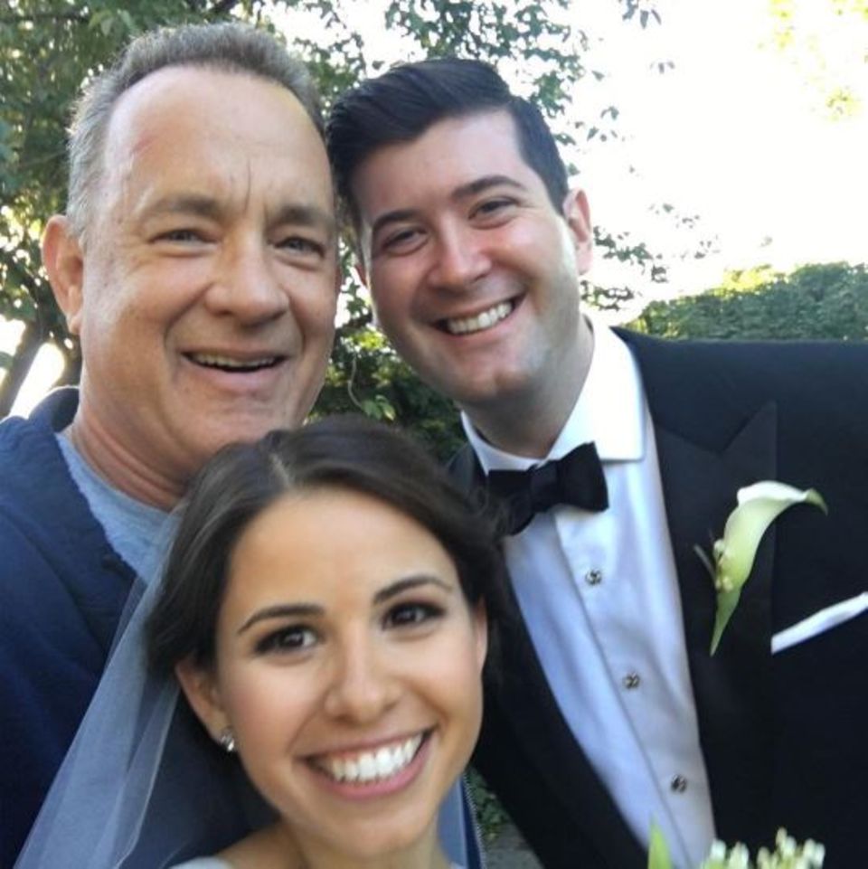 Sieht man auch nicht alle Tage: Tom Hanks joggt durch den New Yorker Central Park und bekommt offenbar Langeweile. Was macht man da als Hollywoodstar? Tom Hanks crasht die Hochzeit von Elizabeth und Ryan und macht den Tag für das frisch vermählte Ehepaar noch unvergesslicher. Sieht man auch nicht alle Tage: Tom Hanks joggt durch den New Yorker Central Park und bekommt offenbar Langeweile. Was macht man da als Hollywoodstar? Tom Hanks crasht die Hochzeit von Elizabeth und Ryan und macht den Tag für das frisch vermählte Ehepaar noch unvergesslicher.