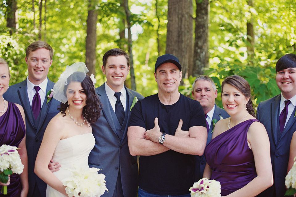 5. Juni 2013: John Travolta, der Wedding Crasher: wie dieses jetzt aufgetauchte Foto zeigt, hat der Hollywoodstar bei seinem Aufenthalt in Georgia Ende Mai ein Hochzeitspaar überrascht und sich mit auf die Hochzeitsbilder geschlichen.