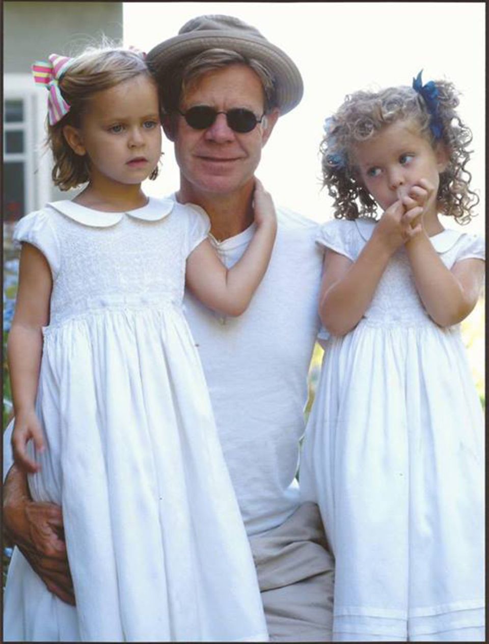 Felicity Huffman teilt auf Facebook ein Foto von ihrem Mann William H. Macy und ihren gemeinsamen Töchtern Sofia und Georgia. Felicity Huffman teilt auf Facebook ein Foto von ihrem Mann William H. Macy und ihren gemeinsamen Töchtern Sofia und Georgia.