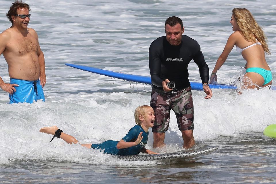 Liev Schreiber verbringt einen Tag mit seiner Familie am Strand und bringt seinen Söhnen Samuel und Alexander Surfen bei. Liev Schreiber verbringt einen Tag mit seiner Familie am Strand und bringt seinen Söhnen Samuel und Alexander Surfen bei.
