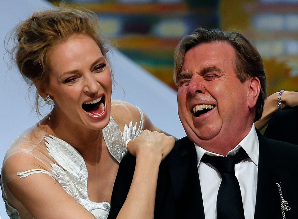 Uma Thurman amüsiert sich mit Timothy Spall, der gerade die Auszeichnung als bester Schauspieler für seine Rolle in "Mr. Turner" bekommen hat.