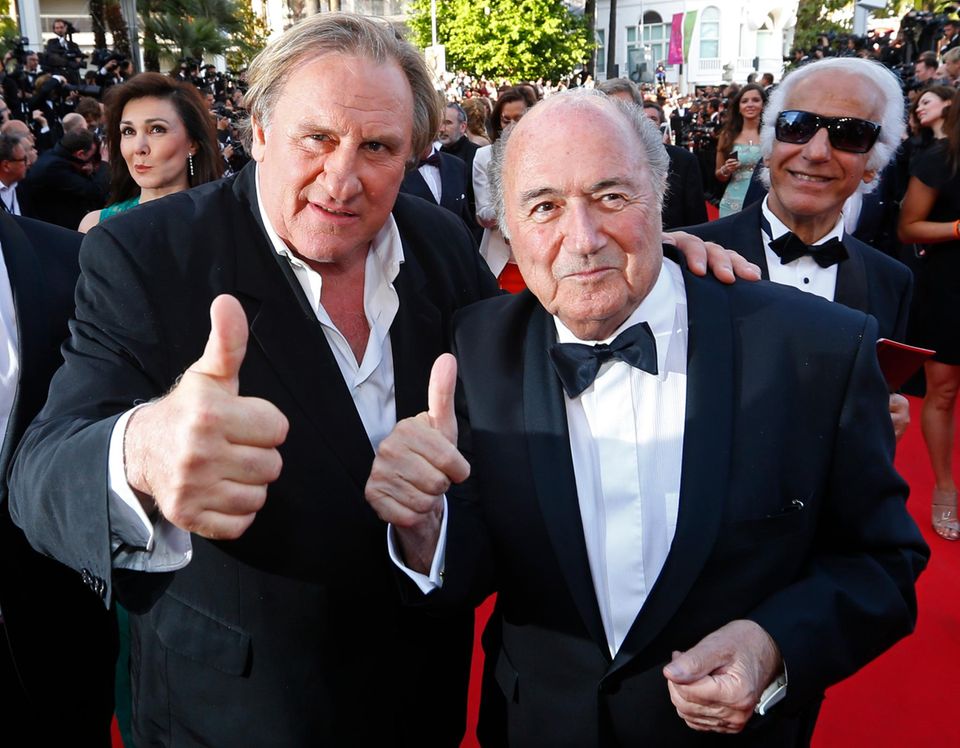 Gérard Depardieu freut sich offenbar, dass Fifa-Präsident Sepp Blatter zur Vorführung seines Film "United Passions" kommt.