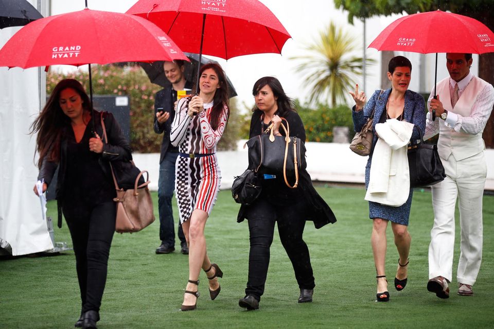 Regentag in Cannes: Charlotte Gainsbourg braucht einen Regenschirm auf ihrem Weg zum Photocall von "Incompresa".