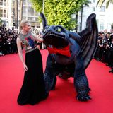 Cate Blanchett posiert auf dem roten Teppich mit einer Figur aus dem Film "How to Train Your Dragon 2".