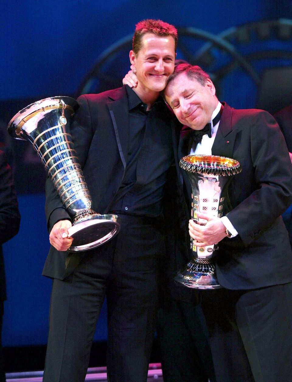 Dezember 2004 Wer an Michael Schumacher denkt, der denkt auch an Ferrari. 1996 holt Jean Todt den Rennfahrer in die Scuderia, 5 seiner 7 Weltmeistertitel gewinnt Schumacher im roten Rennwagen. Zwei Jahre bevor er sein Karriereende verkündet wird er zum letzten Mal Weltmeister und Jean Todt kann den Preis für die Konstrukteursweltmeisterschaft in Empfang nehmen. Dezember 2004 Wer an Michael Schumacher denkt, der denkt auch an Ferrari. 1996 holt Jean Todt den Rennfahrer in die Scuderia, 5 seiner 7 Weltmeistertitel gewinnt Schumacher im roten Rennwagen. Zwei Jahre bevor er sein Karriereende verkündet wird er zum letzten Mal Weltmeister und Jean Todt kann den Preis für die Konstrukteursweltmeisterschaft in Empfang nehmen.