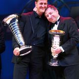 Dezember 2004  Wer an Michael Schumacher denkt, der denkt auch an Ferrari. 1996 holt Jean Todt den Rennfahrer in die Scuderia, 5 seiner 7 Weltmeistertitel gewinnt Schumacher im roten Rennwagen. Zwei Jahre bevor er sein Karriereende verkündet wird er zum letzten Mal Weltmeister und Jean Todt kann den Preis für die Konstrukteursweltmeisterschaft in Empfang nehmen.