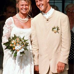 August 1995  Nach vier Jahren Beziehung heiratet Michael Schumacher 1995 Corinna Betsch in Kerpen. Gemeinsam mit den zwei Kindern Gina-Maria und Mick lebt das Paar in der Schweiz.