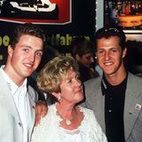 Juli 1997  Trotz des Krebstods von Mutter Elisabeth starten Michael und Ralf Schumacher 2003 beim großen Preis von San Marino. Michael Schumacher gewinnt den Grand Prix und weint auf dem Podium Tränen der Trauer um seine Mutter.