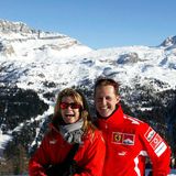 Januar 2005  Neben dem Fahren von schnellen Rennboliden gehört auch Skifahren zu Michael Shcumachers großen Leidenschaften. Gemeinsam mit Ehefrau Corinna trifft man ihn häufig in den schneebedeckten Alpen.