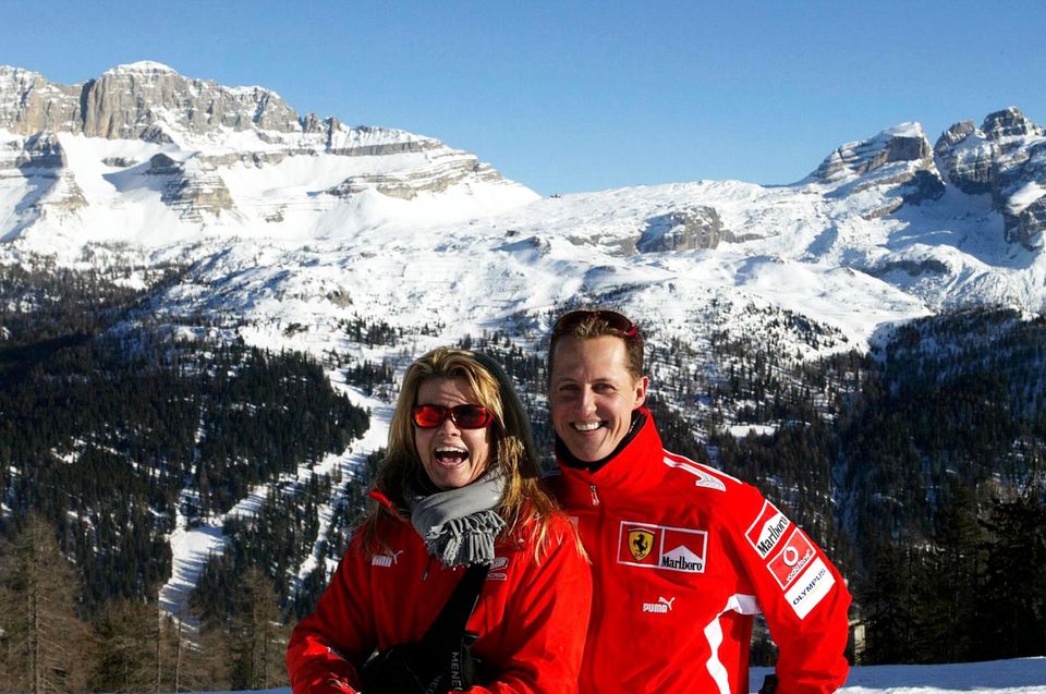 Januar 2005  Neben dem Fahren von schnellen Rennboliden gehört auch Skifahren zu Michael Shcumachers großen Leidenschaften. Gemeinsam mit Ehefrau Corinna trifft man ihn häufig in den schneebedeckten Alpen.