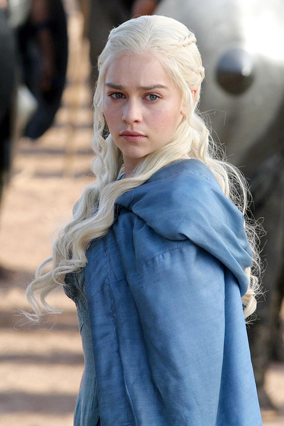 In ihrer Rolle als "Daenerys Targaryen" hat Emilia Carke eine kalte, kriegerische Ausstrahlung. Mit weißblonden Locken und hellem Teint gibt sie in Game of Thrones die Mutter der Drachen. Privat sah sie ihrem Seriencharakter bisher allerdings nicht wirklich ähnlich...