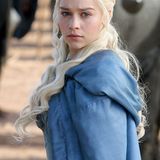 In ihrer Rolle als "Daenerys Targaryen" hat Emilia Carke eine kalte, kriegerische Ausstrahlung. Mit weißblonden Locken und hellem Teint gibt sie in Game of Thrones die Mutter der Drachen. Privat sah sie ihrem Seriencharakter bisher allerdings nicht wirklich ähnlich...
