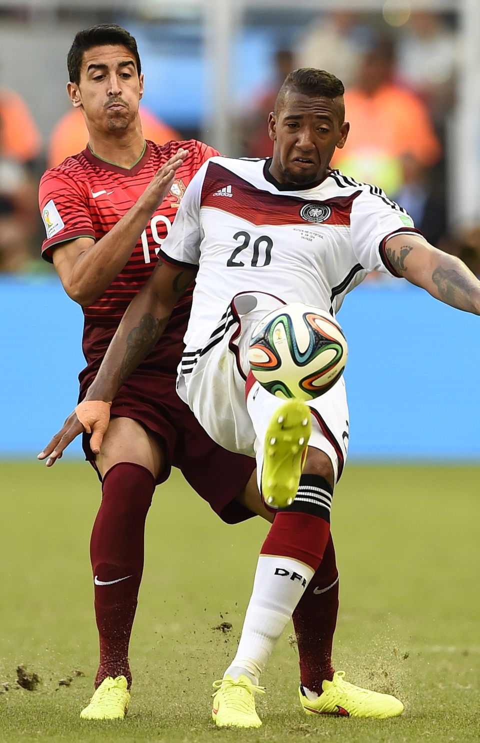 Jérôme Boateng behauptet den Ball gegen André Almeida.