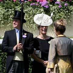 Prinz Harry, Zara Phillips und Prinzessin Anne amüsieren sich auf der Pferderennbahn.
