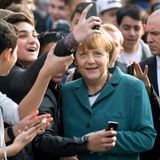 31. März 2014: Ein Selfie mit der Bundeskanzlerin: Bei ihrem Besuch der Staatlichen Europaschule Robert-Jungk in Wilmersdorf macht Angela Merkel geduldig Fotos mit den Schülern.