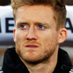Für das volle Haar von André Schürrle würde wohl manche Frau über Leichen gehen. Sein blondes, dickes Haar trägt der Spieler des FC Chelsea am Oberkopf länger, an den Seiten dafür aber kurz rasiert.