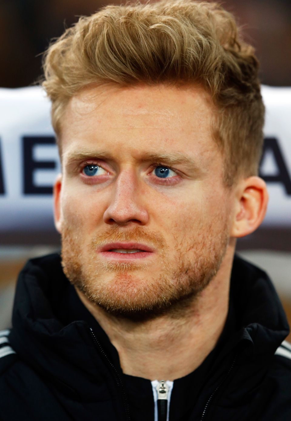 Für das volle Haar von André Schürrle würde wohl manche Frau über Leichen gehen. Sein blondes, dickes Haar trägt der Spieler des FC Chelsea am Oberkopf länger, an den Seiten dafür aber kurz rasiert. Für das volle Haar von André Schürrle würde wohl manche Frau über Leichen gehen. Sein blondes, dickes Haar trägt der Spieler des FC Chelsea am Oberkopf länger, an den Seiten dafür aber kurz rasiert.
