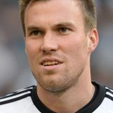 Kevin Großkreutz vom BVB ist ein echter Dortmunder Jung. Selbst nie um einen Spruch verlegen, sollte sich der Abwehrspieler mit Mitte 20 jedoch schon an einige humorvolle Sprüche zu seiner Frisur gewöhnen. Die ersten Geheimratsecken sind bei dem Kurzhaarschnitt schon jetzt unübersehbar.