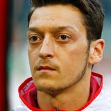 Mesut Özil von Arsenal London hat in der Regel nur wenig mit Rock'n'Roll zu tun. Seine beneidenswert voluminösen Haare legt er dennoch gerne in eine Art Tolle, während die Seitenpartien deutlich kürzer gehalten sind.