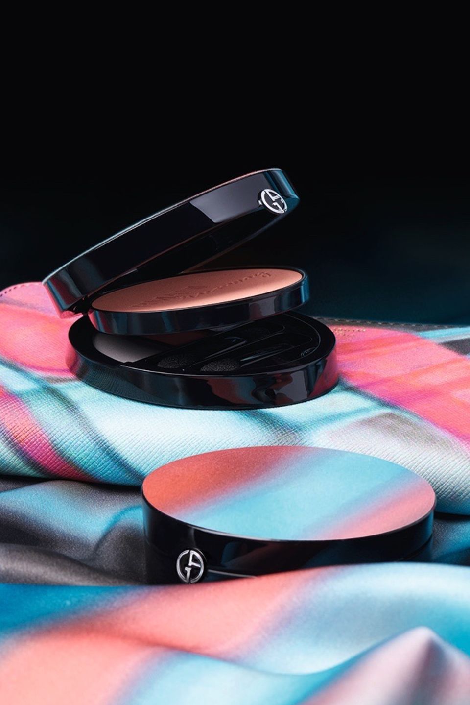 Giorgio Armani haben es diese Saison seidige Stoffe mit zartem Farbverlauf angetan. Und zwar so sehr, dass der Designer sogar seine "Armani Runway Palette" darin verpackt. Ein schicker Hingucker – und dabei auch noch richtig praktisch: In der kleinen Schatulle verbergen sich neben dem pudrigen, apricotfarbenen Blush zusätzlich drei matte Lidschatten in Weiß, Grau und Koralle. "Armani Runway Palette", ca. 130 Euro, limitiert Giorgio Armani haben es diese Saison seidige Stoffe mit zartem Farbverlauf angetan. Und zwar so sehr, dass der Designer sogar seine "Armani Runway Palette" darin verpackt. Ein schicker Hingucker – und dabei auch noch richtig praktisch: In der kleinen Schatulle verbergen sich neben dem pudrigen, apricotfarbenen Blush zusätzlich drei matte Lidschatten in Weiß, Grau und Koralle. "Armani Runway Palette", ca. 130 Euro, limitiert