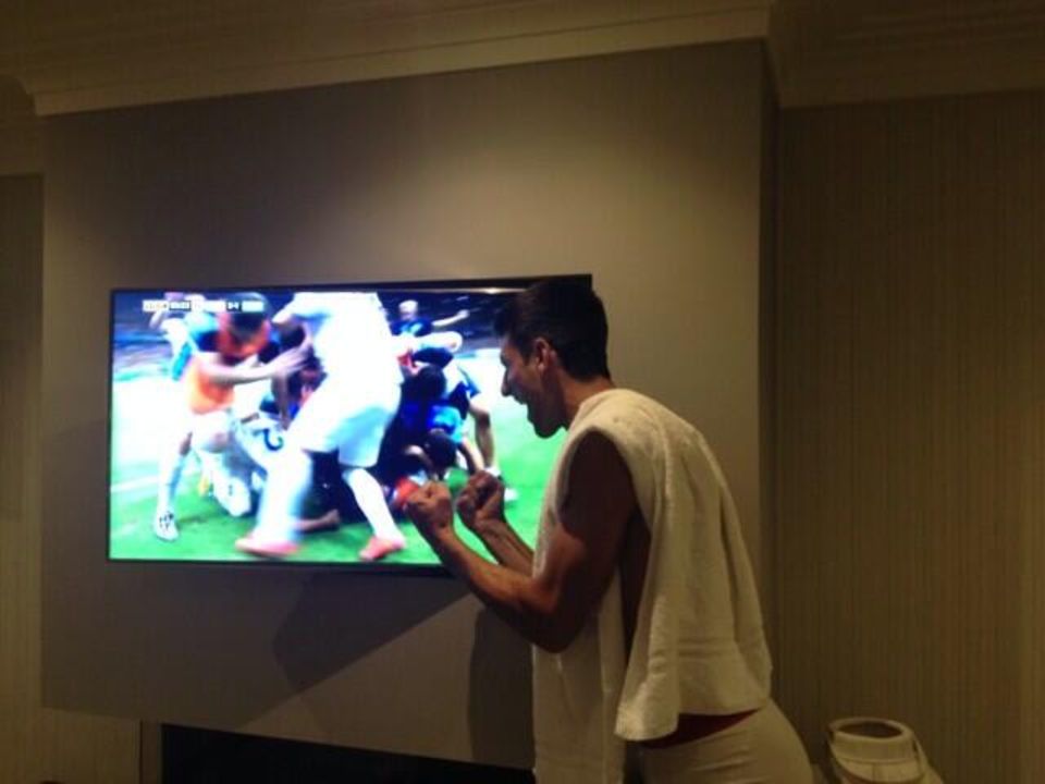 Auch Novak Djokovic freut sich mit der griechischen Mannschaft über den Sieg. Auch Novak Djokovic freut sich mit der griechischen Mannschaft über den Sieg.