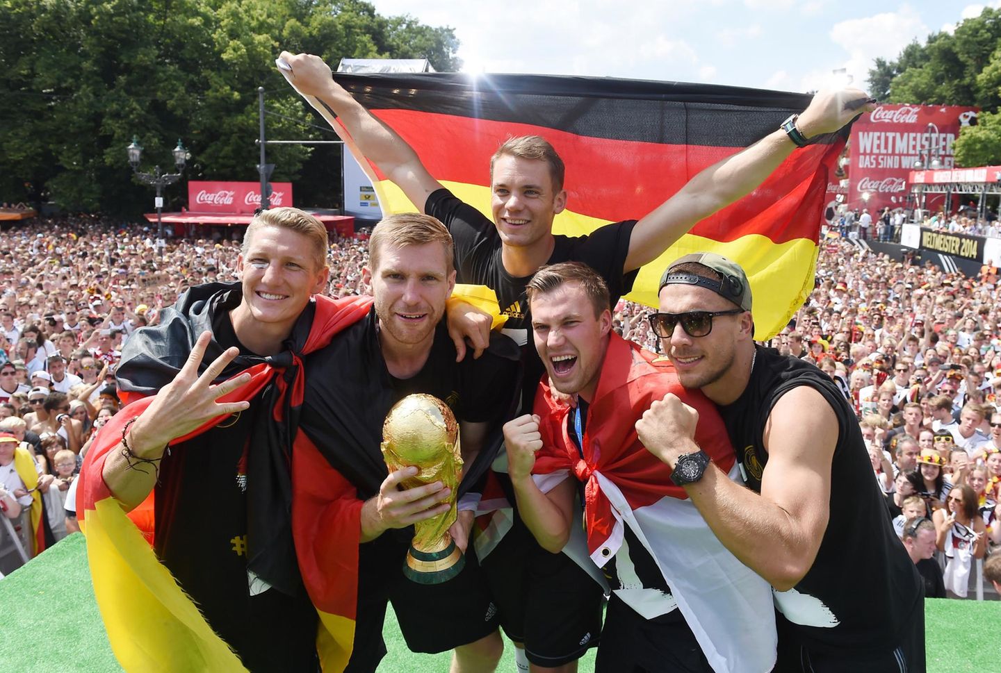Merte, Klose und Lahm: Die frisch gebackenen Weltmeister genießen die Party in Berlin.
