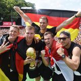 Merte, Klose und Lahm: Die frisch gebackenen Weltmeister genießen die Party in Berlin.
