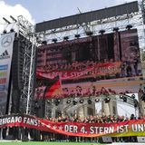Merte, Klose und Lahm: Die Goldjungs bedanken sich bei ihren Fans.