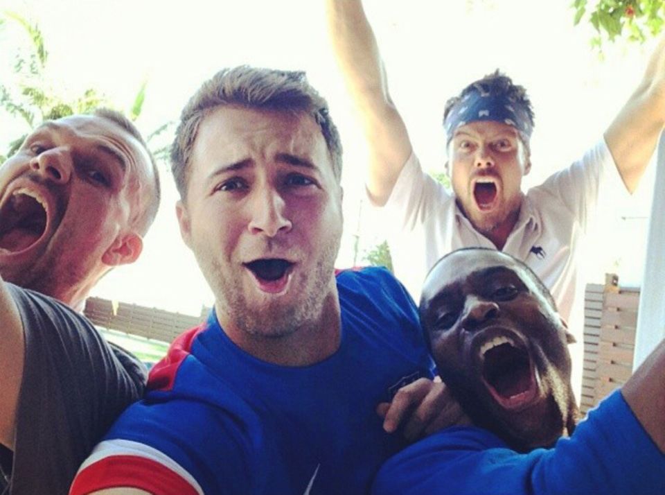 Josh Duhamel und seine Freunde freuen sich über ein Tor der amerikanischen Mannschaft. Josh Duhamel und seine Freunde freuen sich über ein Tor der amerikanischen Mannschaft.