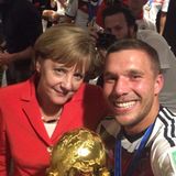 "Selfie 2" nennt Podolski den Schnappschus mit Angela Merkel.